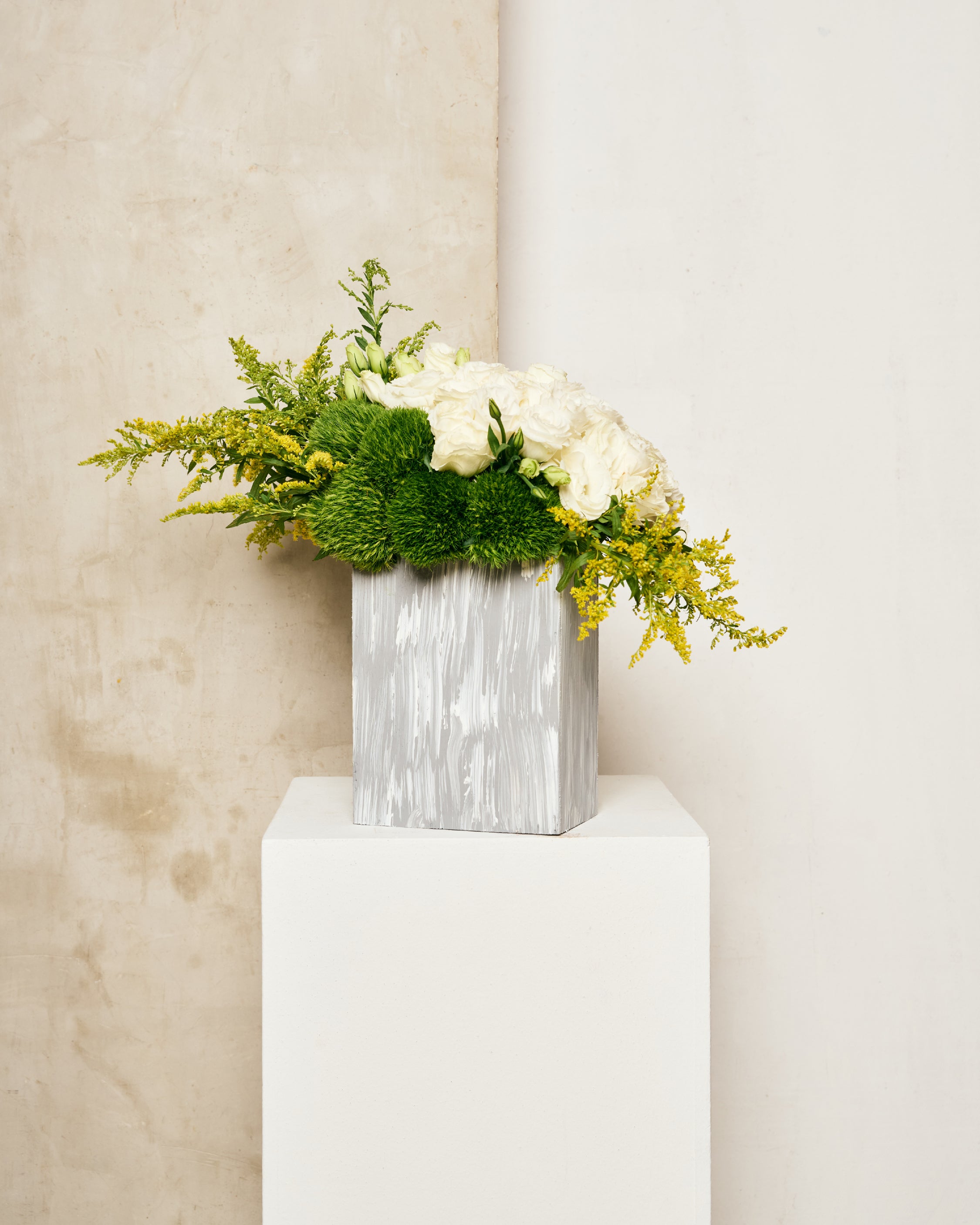 WHITE LISIANTHUS & GREEN TRICK