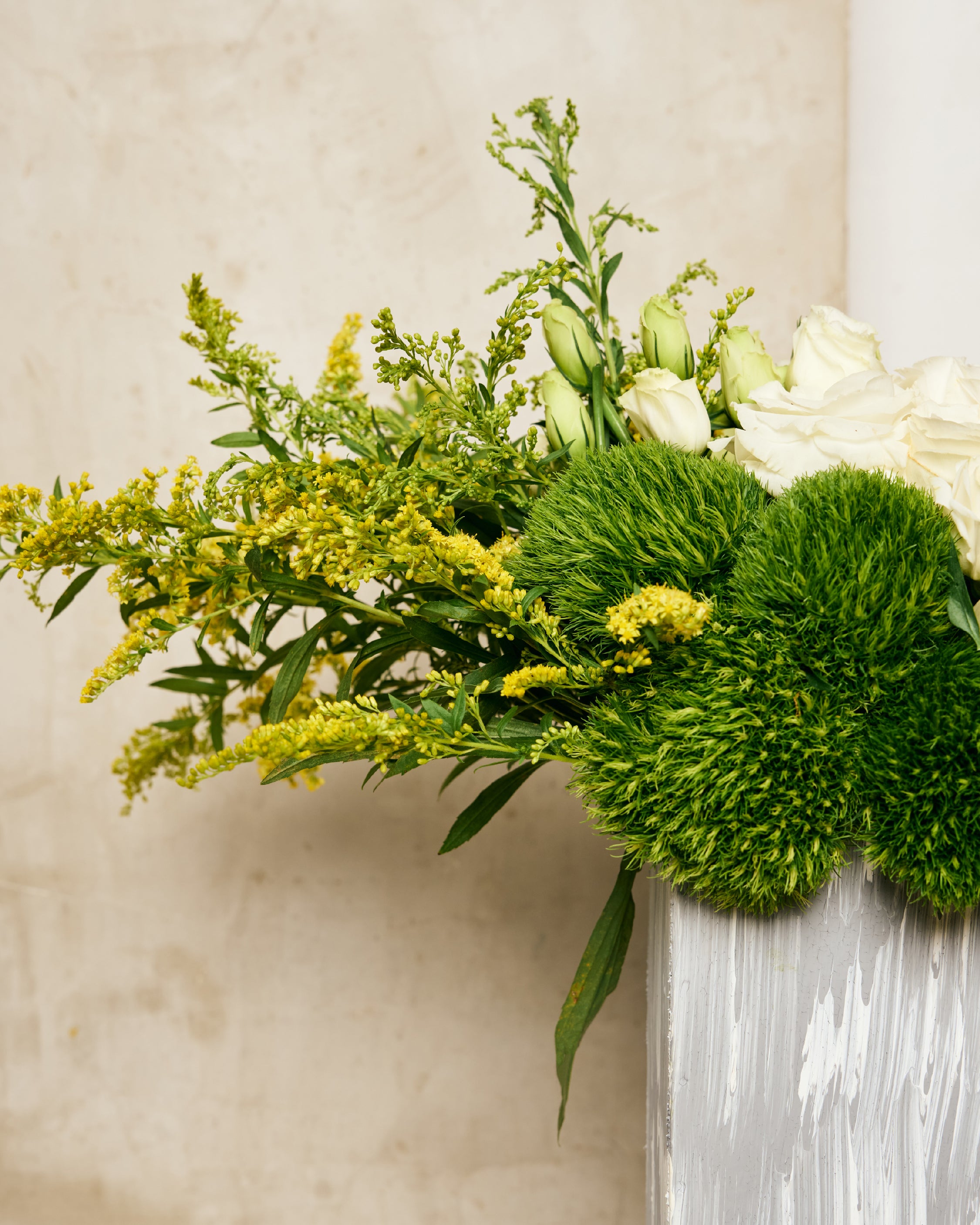 WHITE LISIANTHUS & GREEN TRICK