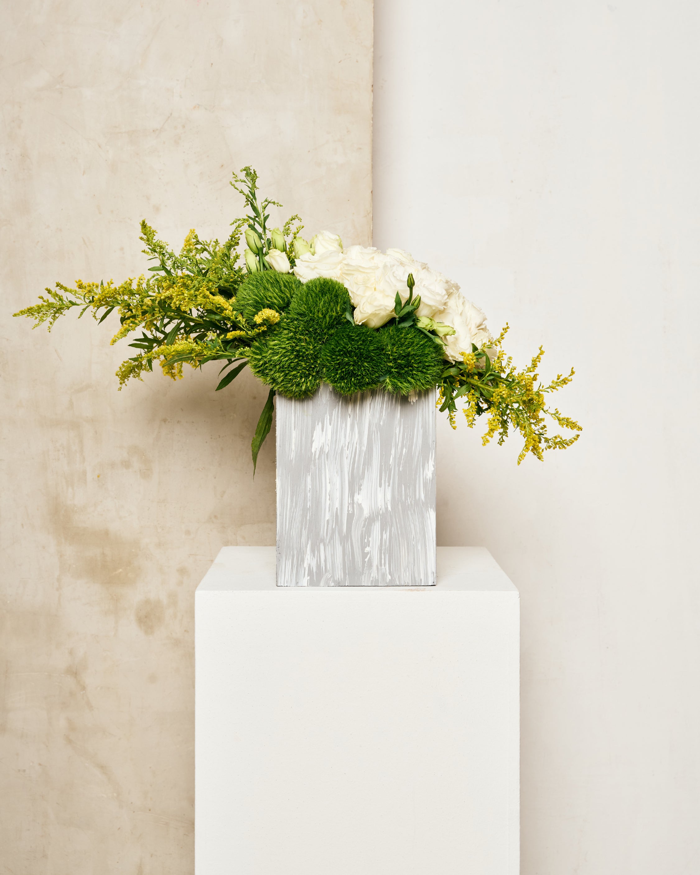 WHITE LISIANTHUS & GREEN TRICK