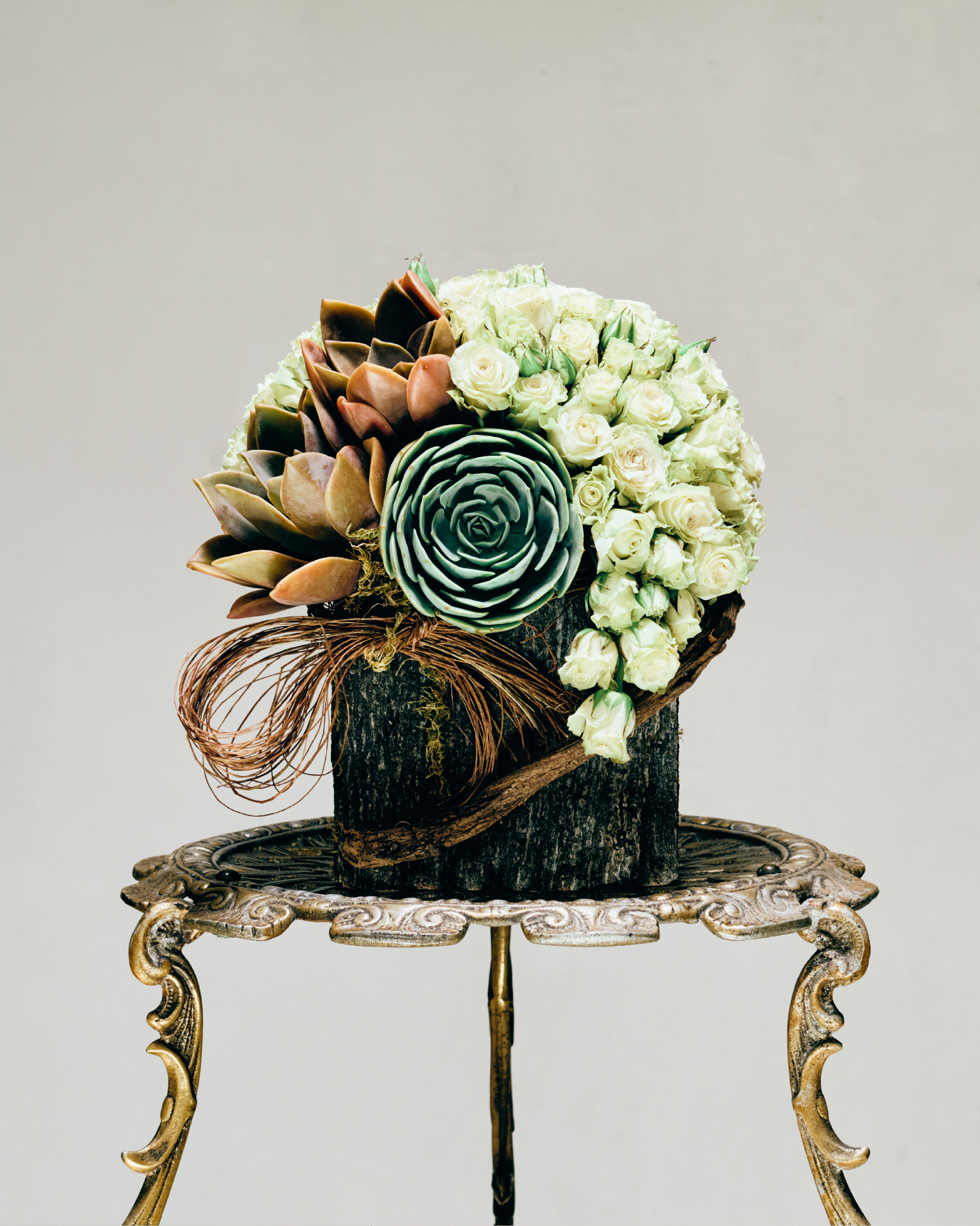 GREEN-WHITE SPRAY ROSES