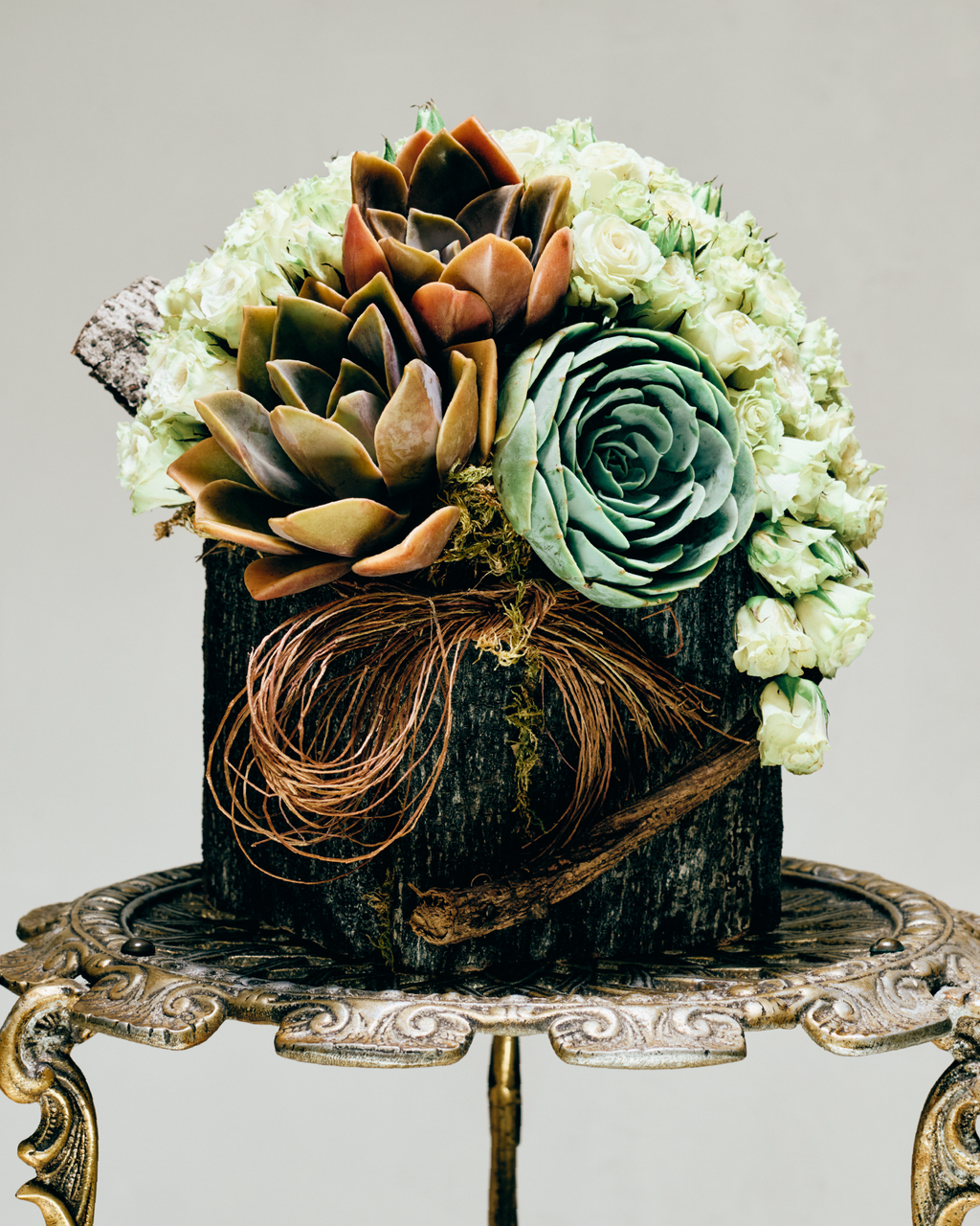 GREEN-WHITE SPRAY ROSES