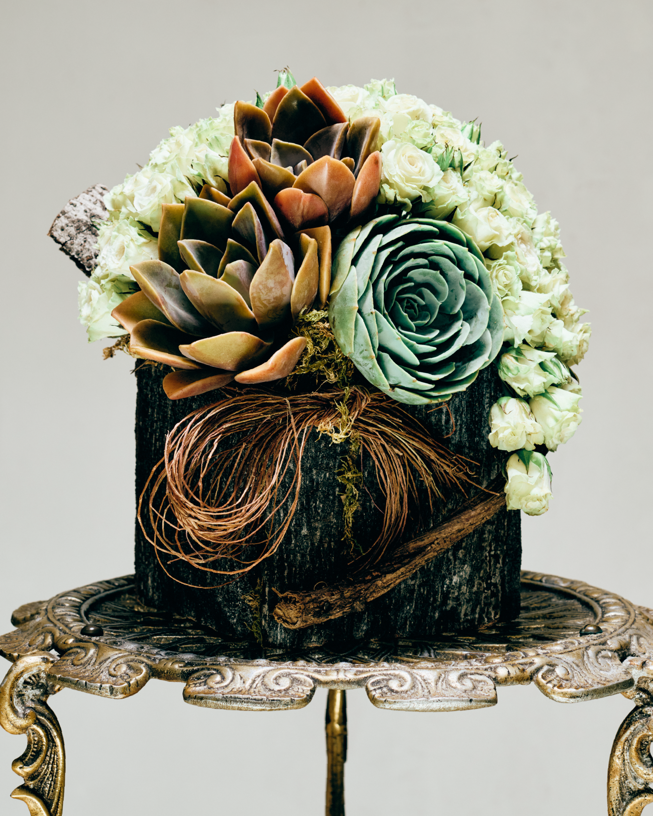 GREEN-WHITE SPRAY ROSES