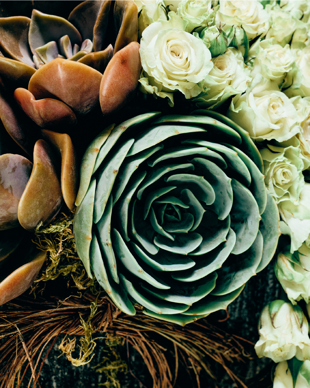 GREEN-WHITE SPRAY ROSES